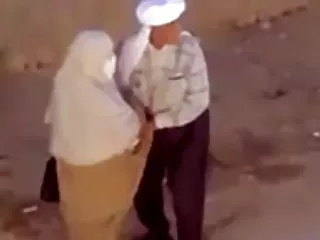 Porn bleeding from an old granny un petit chat bite chez les arabes lol biting